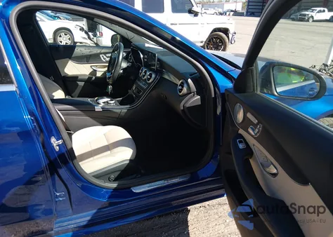 2021 Mercedes-Benz C 300 Sedan z USA, uszkodzony, nr VIN W1KWF8DB1MR618051